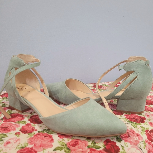 Size 11W women's sea foam kitten heels with strap - Picture 2 of 2